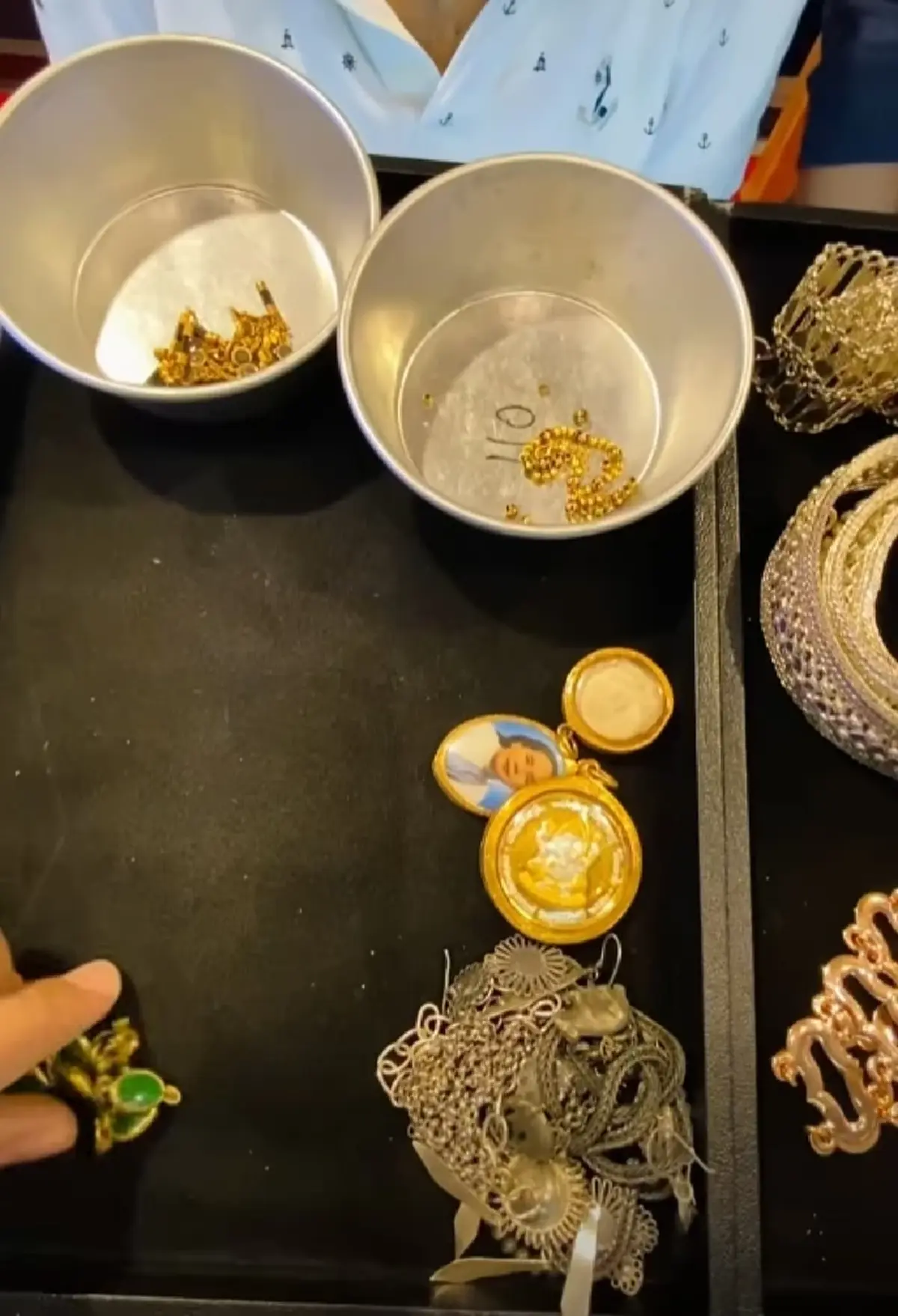 คุณยาย ถือถุงผ้าใบเล็ก ๆ หอบสมบัติมาขาย ตีราคาแล้วน้ำตาแทบไหล