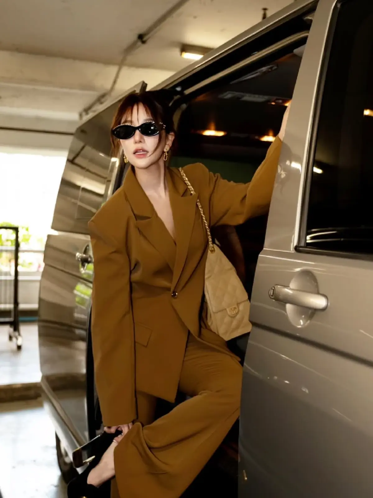 จำแทบไม่ได้! “ก้อย รัชวิน” ฟาดลุคสูทน้ำตาล เท่สไตล์นางเอกเกาหลี