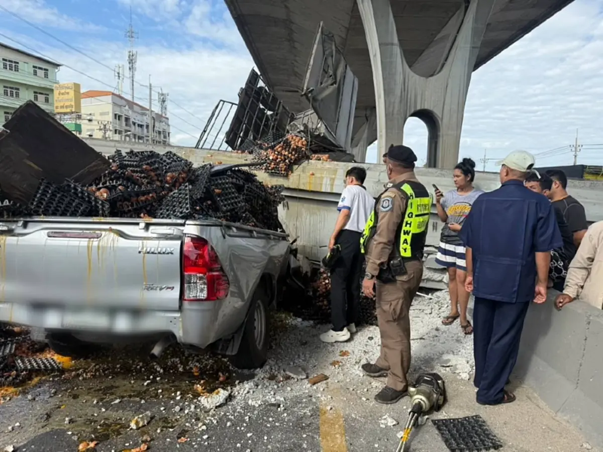 อายัดตัว คนขับรถบรรทุก ดำเนินคดี ดัมพ์ค้างชนสะพานลอยถล่ม