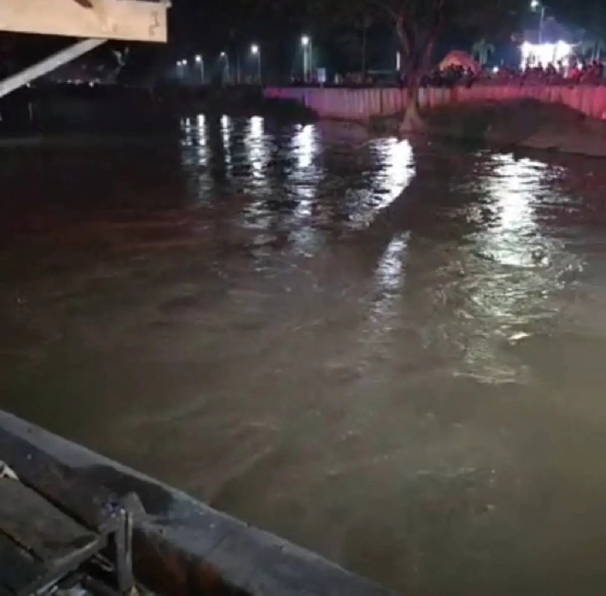 กระบะเสียหลักตกคลอง 13 ชีวิตจมน้ำ รอด 7 สูญหาย 6 ราย พร้อมเผยสาเหตุ