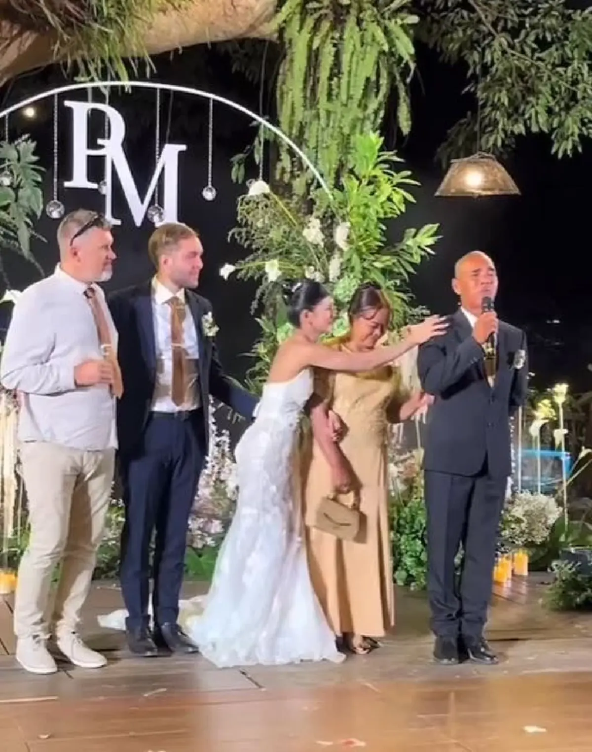 น้ำตาไหลทั้งงาน พ่อเจ้าสาวลาแนวหน้ามาร่วมงาน ก่อนรีบกลับไปรบ