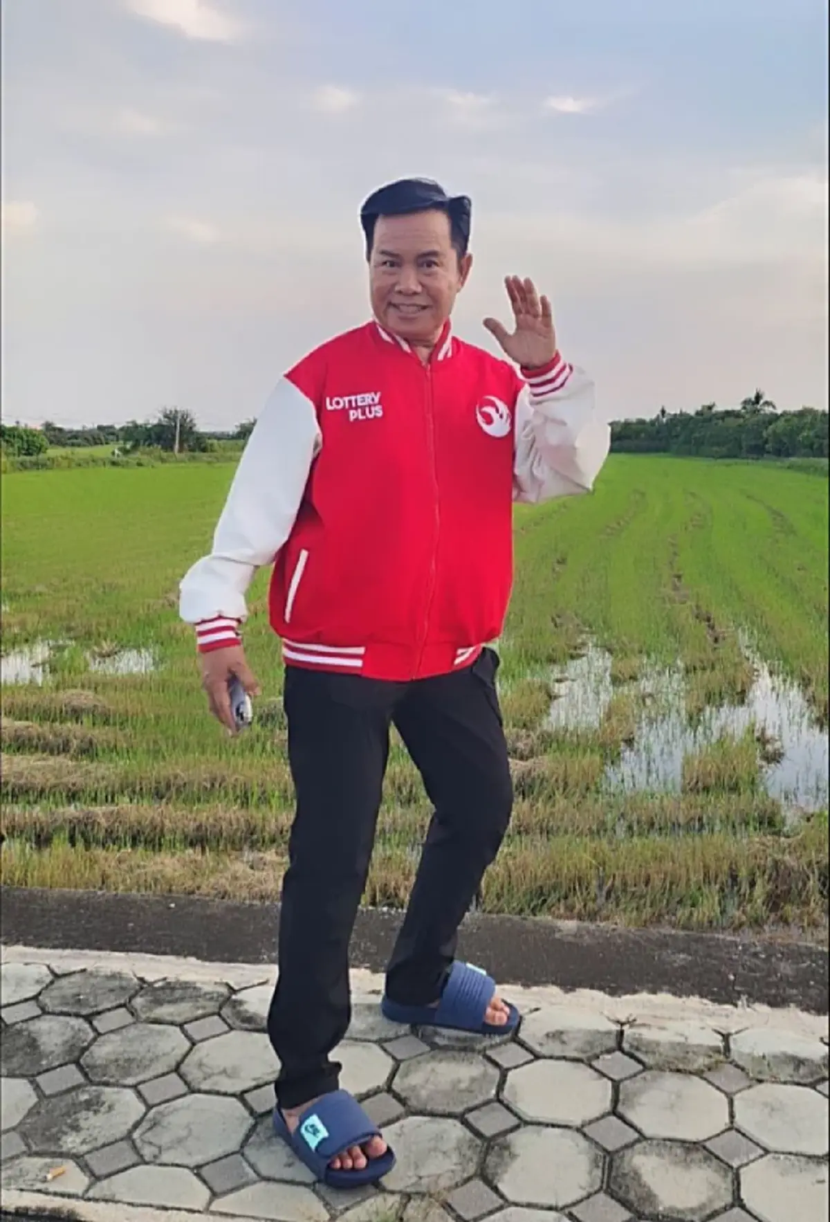 ลูกทุ่งดัง มนต์สิทธิ์ คำสร้อย โชว์เลขเซียมซี เขย่าได้เลขสวย