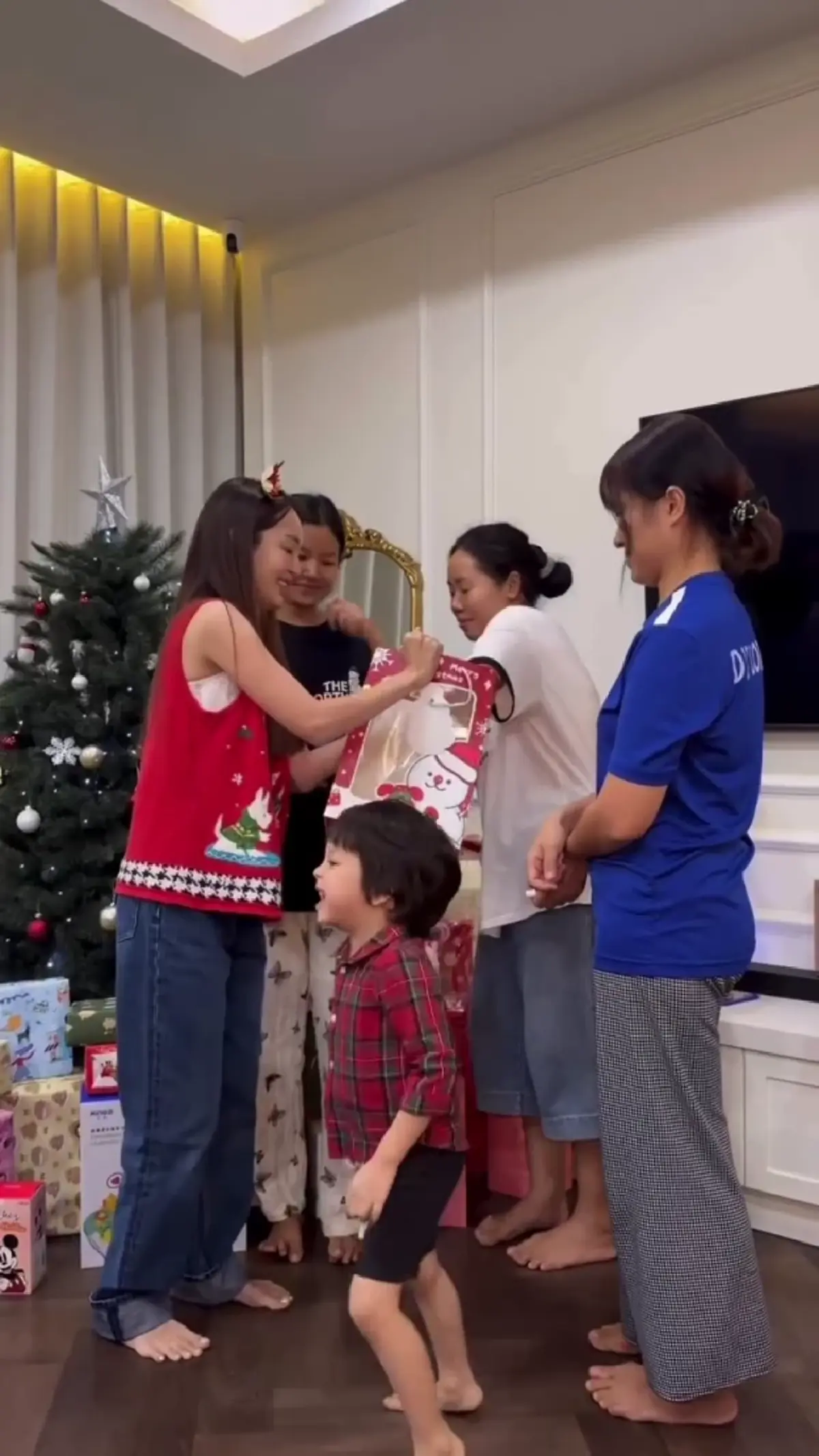 “ปุ้มปุ้ย-กวินท์” ทำเซอร์ไพรส์ แจกโบนัสแม่บ้าน ส่งท้ายปี