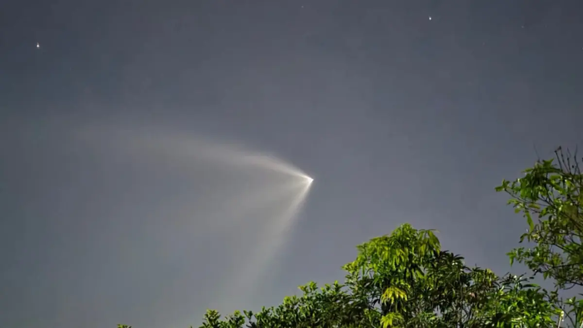 รู้แล้วคืออะไร แสงรูปกรวยปริศนา โผล่เหนือท้องฟ้าเช้ามืดวันนี้ 