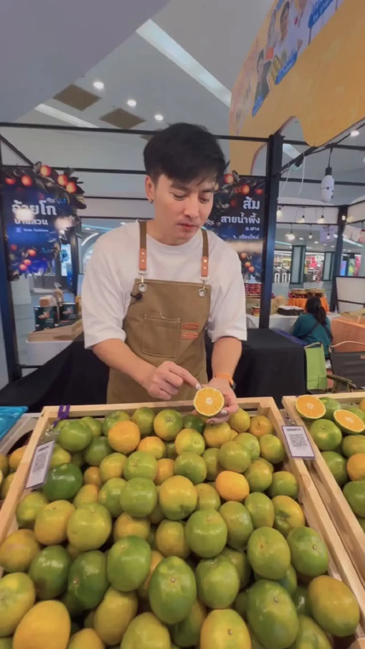 สู้ชีวิตไม่อายทำกิน  “โกสินทร์” เปิดท้ายรถขายส้มฝาง คนแห่ชื่นชม 