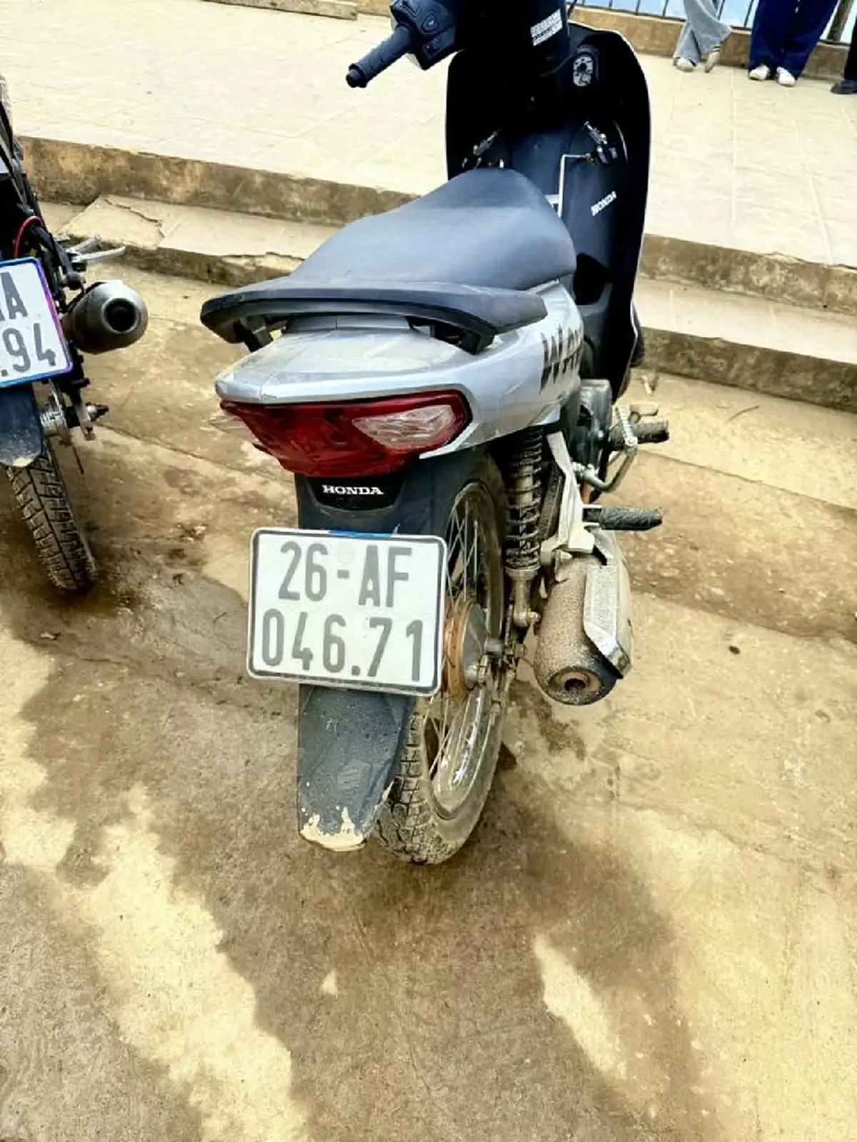 กับข้าวกับปลาโอ ประสบอุบัติเหตุ แฟนคลับห่วง (ป้ายทะเบียนรถ)