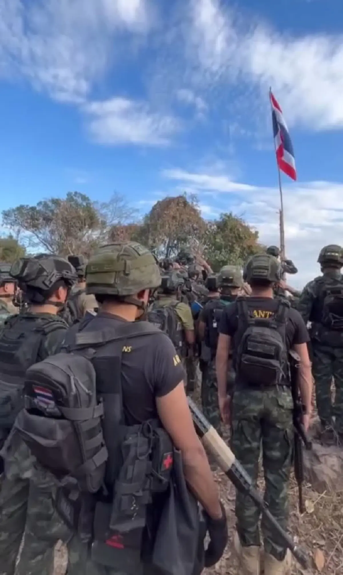 นาทีแห่งศักดิ์ศรีไทย ทหารกล้าปักธงชาติ ยึดคืนเนิน 225 สำเร็จ