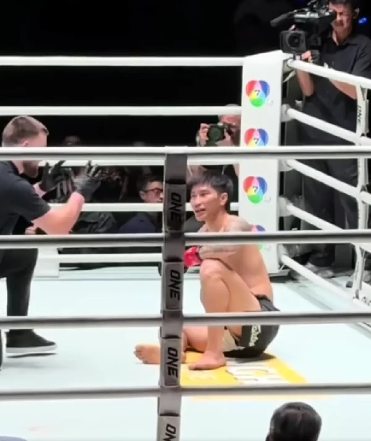 เปิดชัดๆจังหวะ "ตะวันฉาย" ถูก "หลิว เมิงหยาง" เตะตัดขา ลงไปนั่ง