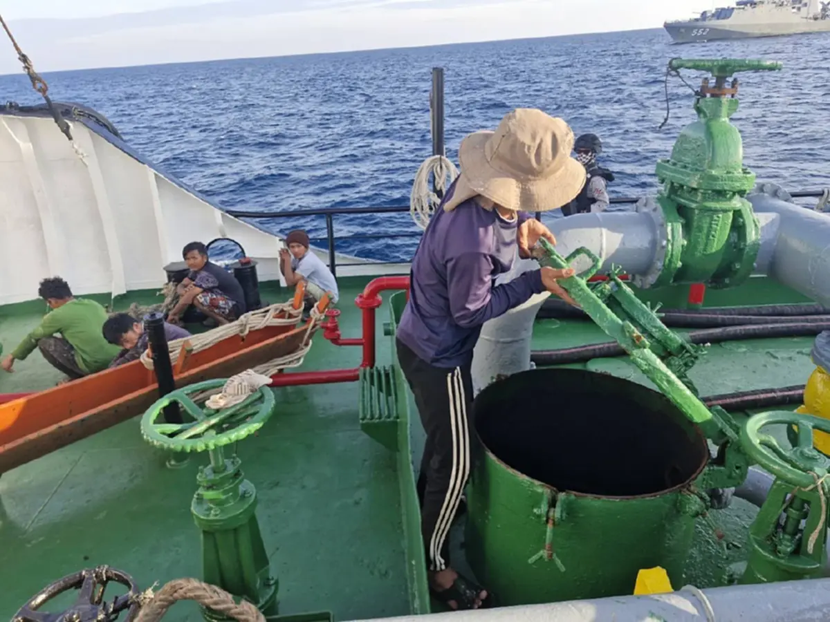 ทัพเรือสกัดเรือน้ำมันต้องสงสัย ส่อส่งยุทธปัจจัยไปเขมร