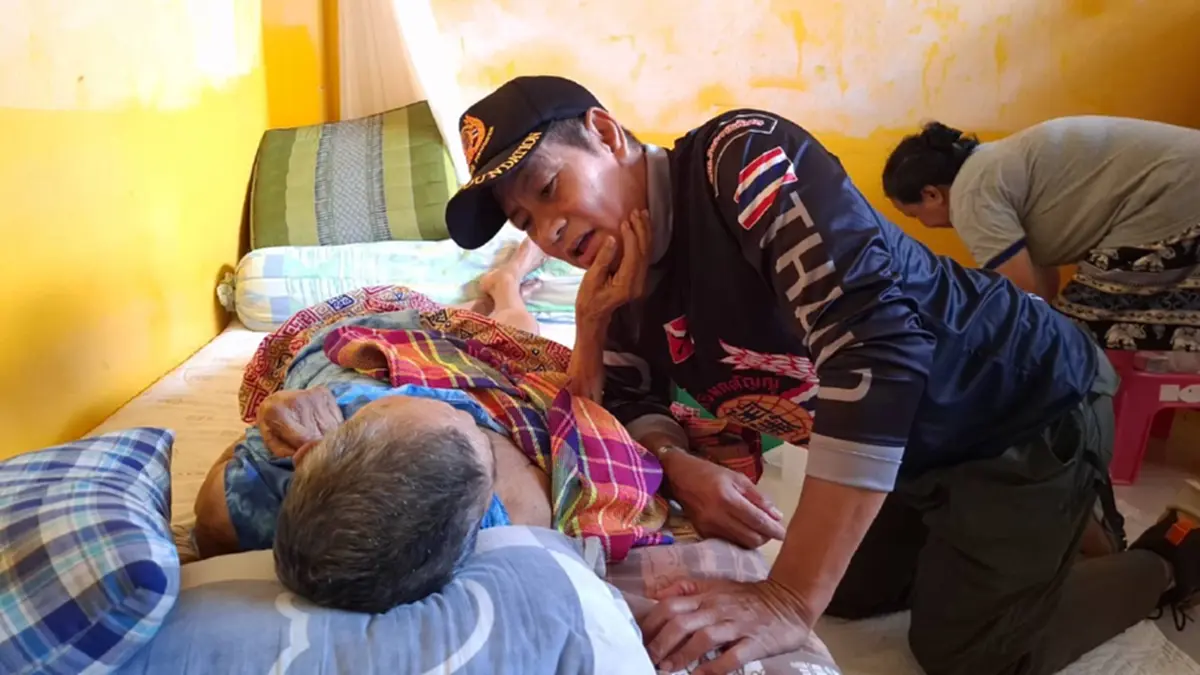 น้ำใจไม่เคยหยุด ไทด์และทับทิมร่วมทีมกู้ภัย ช่วยผู้ป่วยติดเตียง 