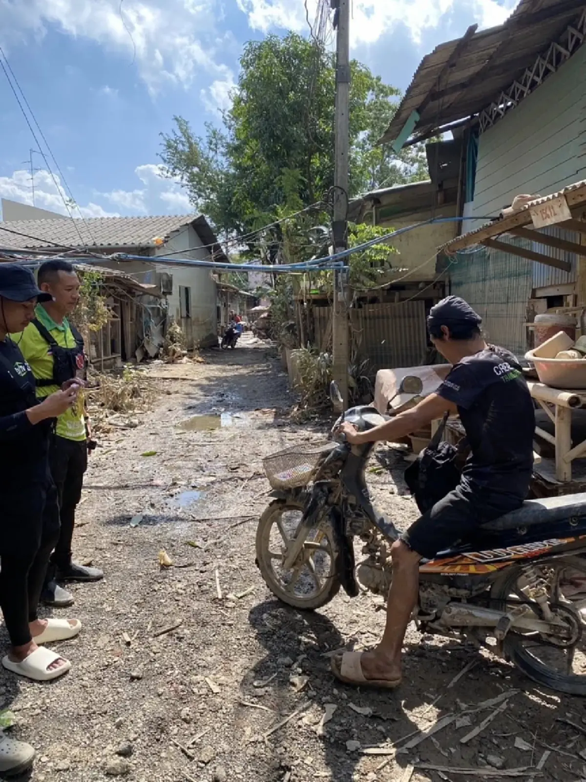 เจอแล้ว หนุ่มตามหาน้ำมัน ขี่เอายาให้ตายาย รู้ความจริงยิ่งซึ้งใจ