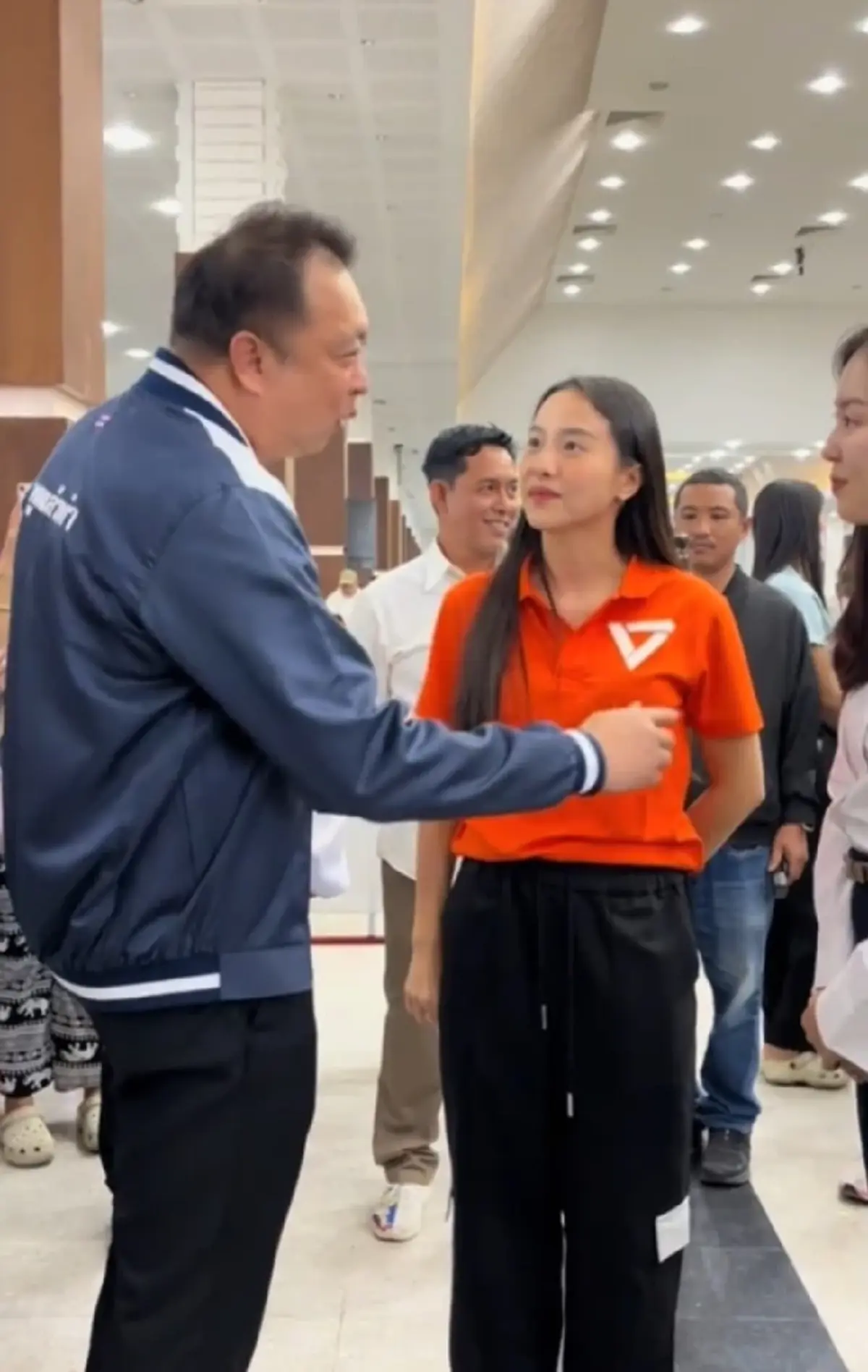 รู้แล้วเป็นใคร สาวบุกไล่ "ไอซ์ รักชนก" ที่แท้สนิทนักการเมืองดัง