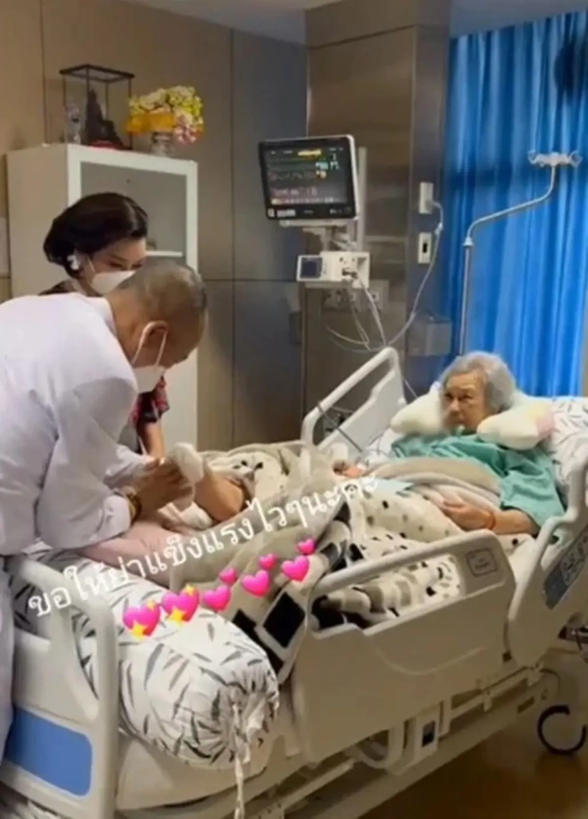 ภาพ พล.ต.อ.ต่อศักดิ์ สุขวิมล เช็ดเท้ามารดาเพื่อขอพรปิใหม่ เมื่อเดือน ม.ค. 2567