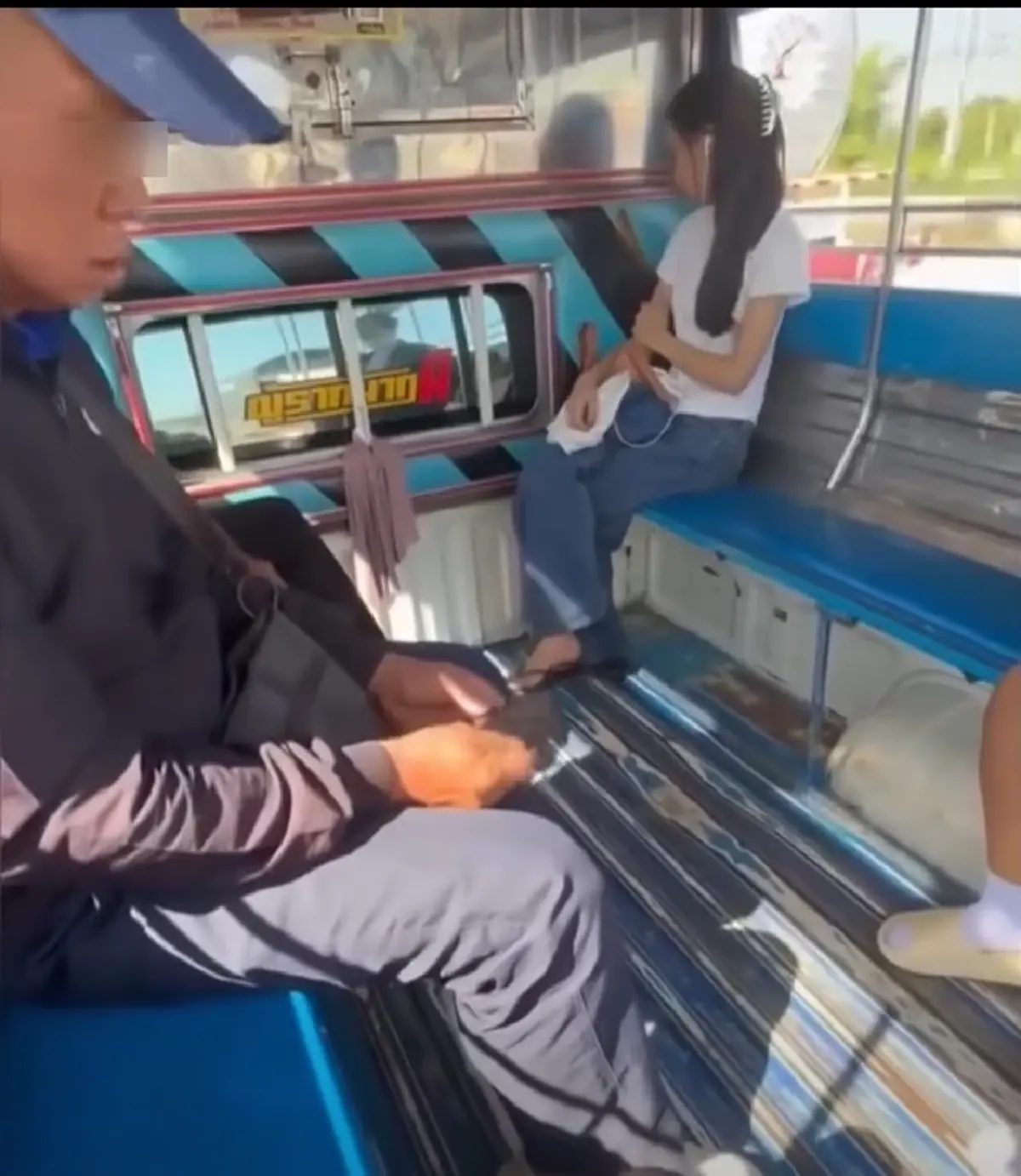 เตือนภัย พฤติกรรม"ลุงหื่น"บนสองแถว กลางวันแสกๆ ไม่อายคนทั้งรถ