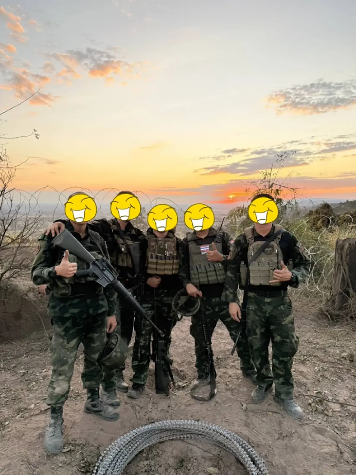 นาทีแห่งศักดิ์ศรีไทย ทหารกล้าปักธงชาติ ยึดคืนเนิน 225 สำเร็จ