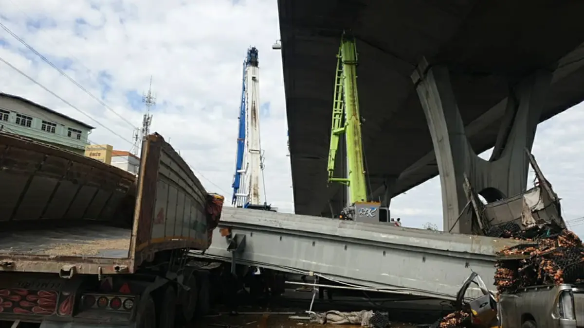 นาทีระทึก สะพานลอยบางนา-ตราด กม.34ถล่มทับรถ มีผู้เสียชีวิต