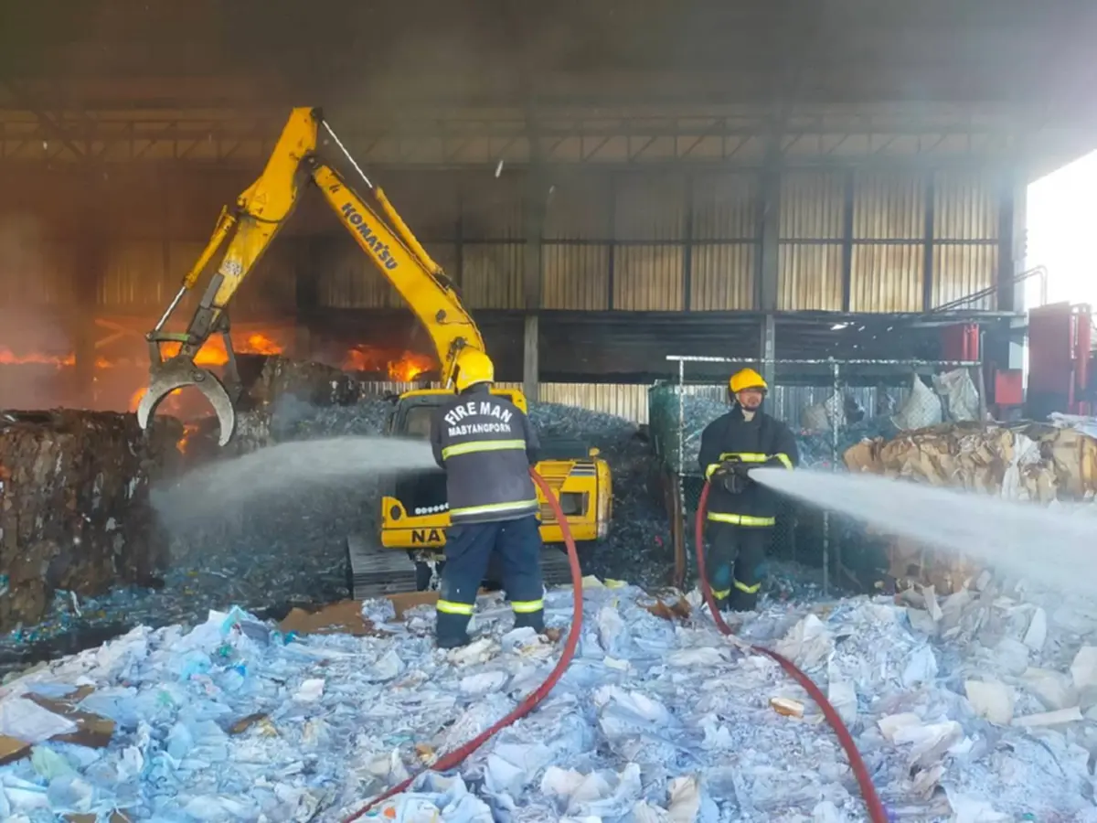 ด่วน!เกิดเหตุเพลิงไหม้ในโกดังโรงงานขยะรีไซเคิล จ.ระยอง