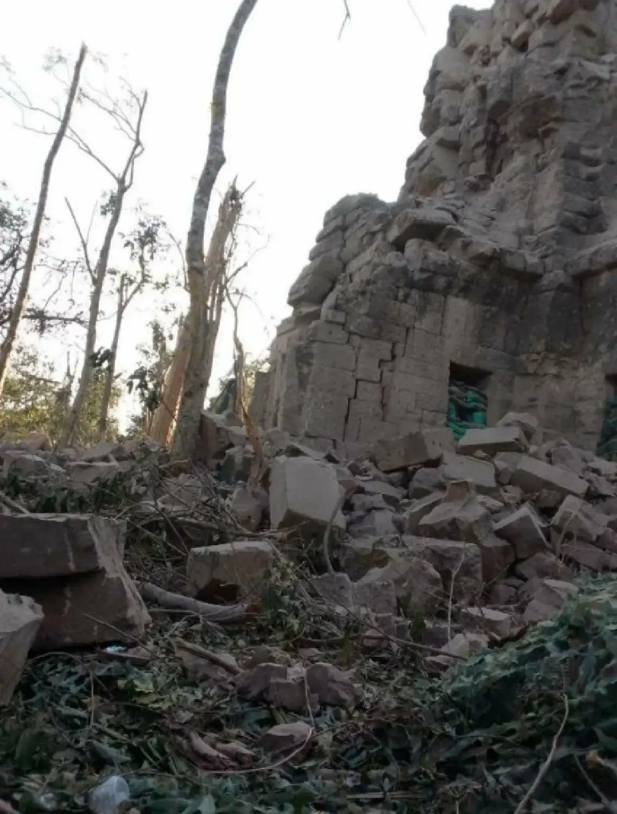 เปิดภาพล่าสุด ปราสาทตาควาย เสียหายอย่างหนัก หลัง ไทย - เขมร ปะทะกัน