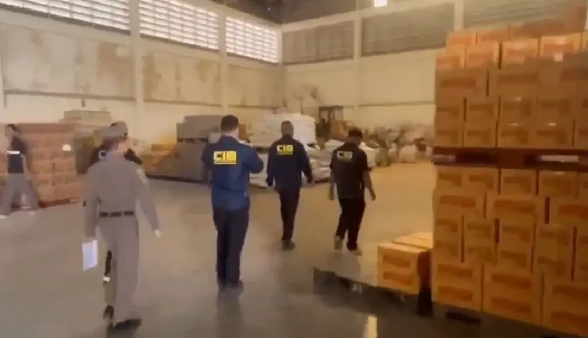 บุกทลายโรงงานลับ เจอเต็มๆ 12 ตัน ยึดของกลางกว่าครึ่งล้าน