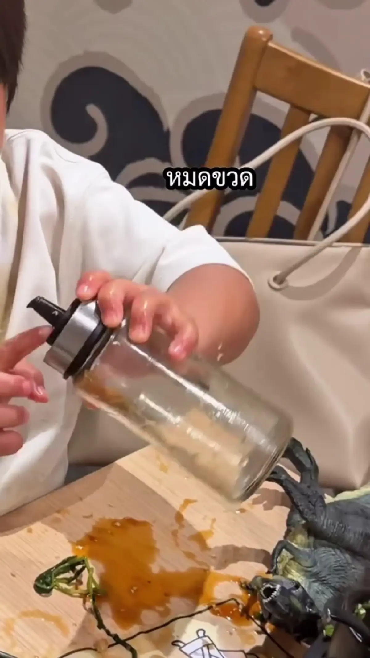 “น้ำชา ชีรณัฐ” เคลียร์ดราม่า ลูกเล่นซอสเละเทะกลางร้านอาหาร