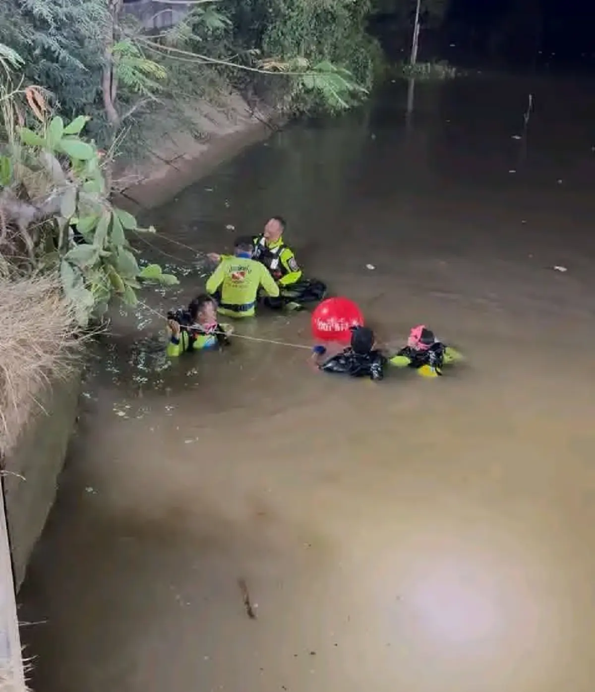 ผู้รอดชีวิตโผล่เล่า กระบะกำลังจะพา 13 ชีวิตไปไหน ก่อนพุ่งตกคลอง