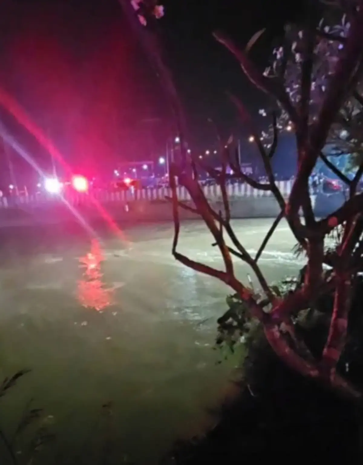 กระบะเสียหลักตกคลอง 13 ชีวิตจมน้ำ รอด 7 สูญหาย 6 ราย พร้อมเผยสาเหตุ