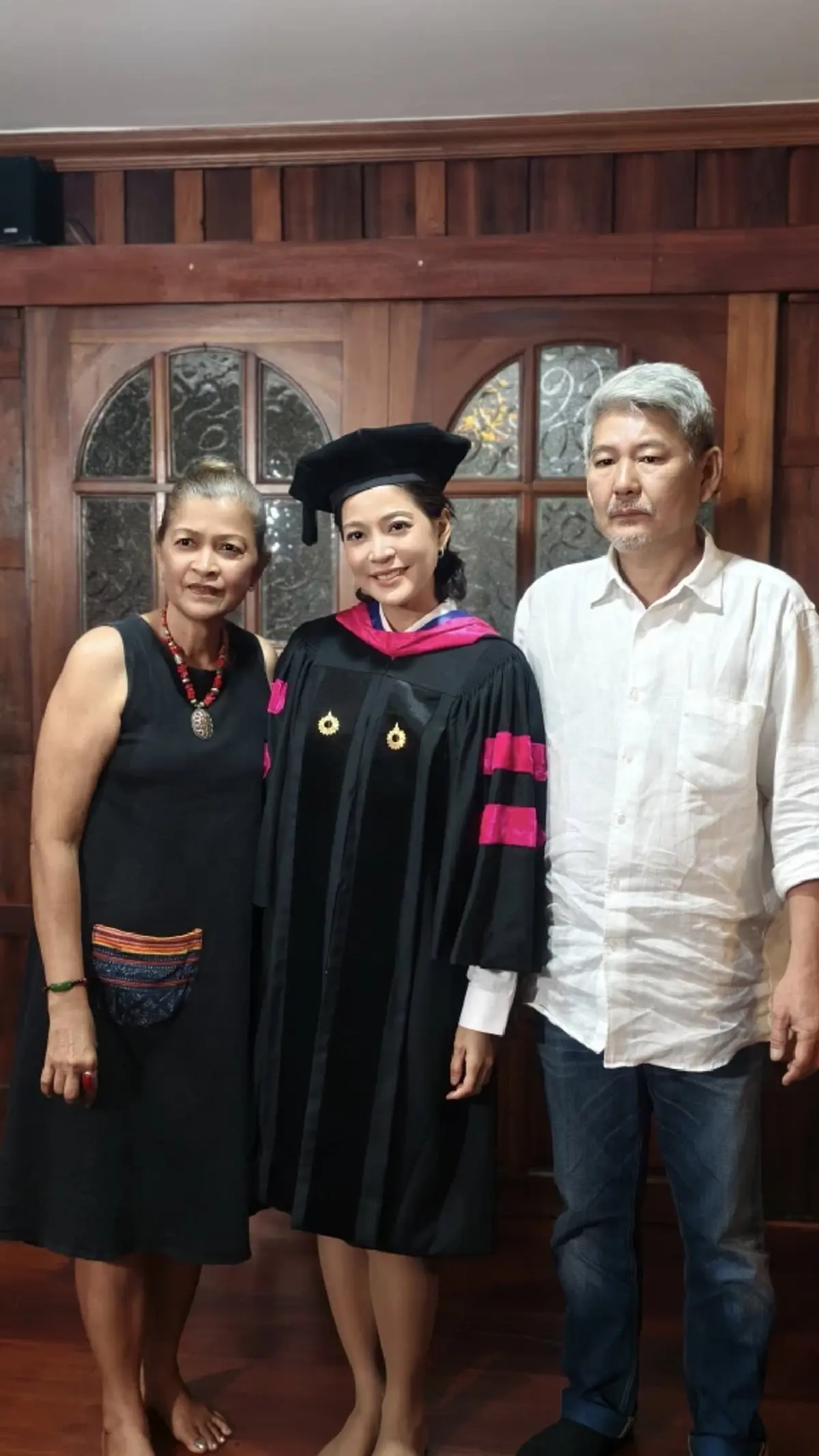 ปลื้มใจทั้งครอบครัว! “สายป่าน” เข้ารับมหาบัณฑิตนิเทศศาสตร์ 