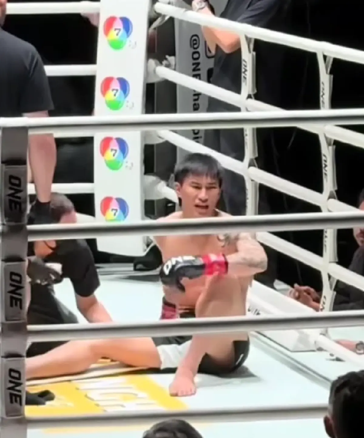 เปิดชัดๆจังหวะ "ตะวันฉาย" ถูก "หลิว เมิงหยาง" เตะตัดขา ลงไปนั่ง