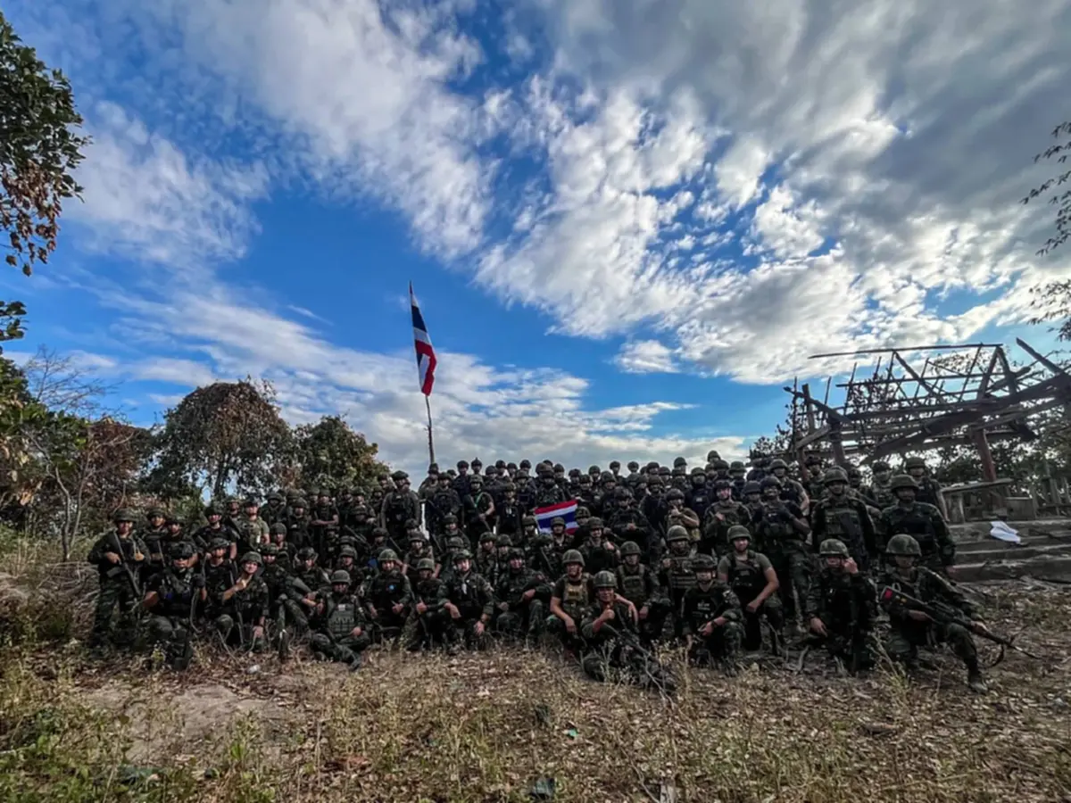 นาทีแห่งศักดิ์ศรีไทย ทหารกล้าปักธงชาติ ยึดคืนเนิน 225 สำเร็จ