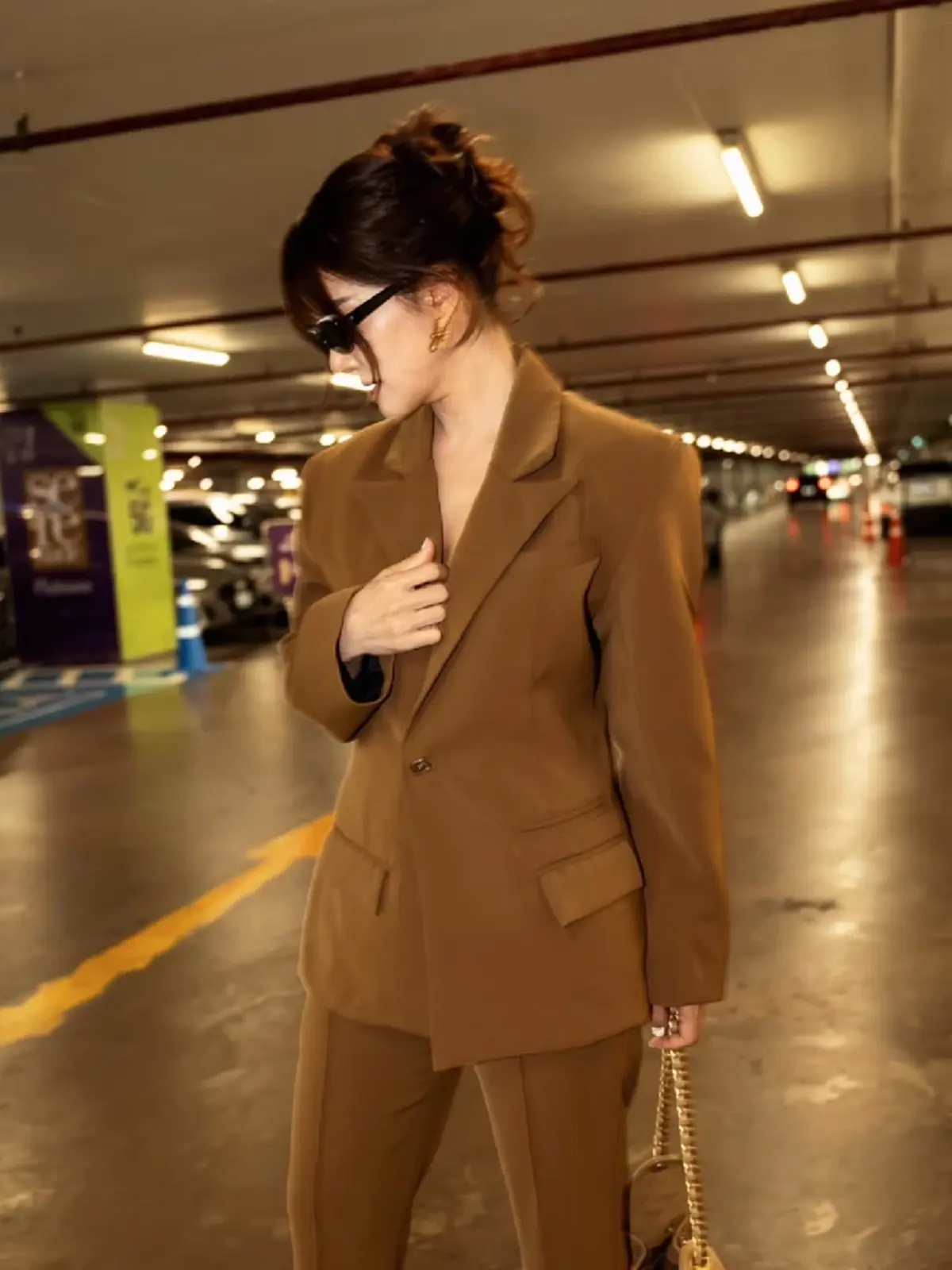 จำแทบไม่ได้! “ก้อย รัชวิน” ฟาดลุคสูทน้ำตาล เท่สไตล์นางเอกเกาหลี