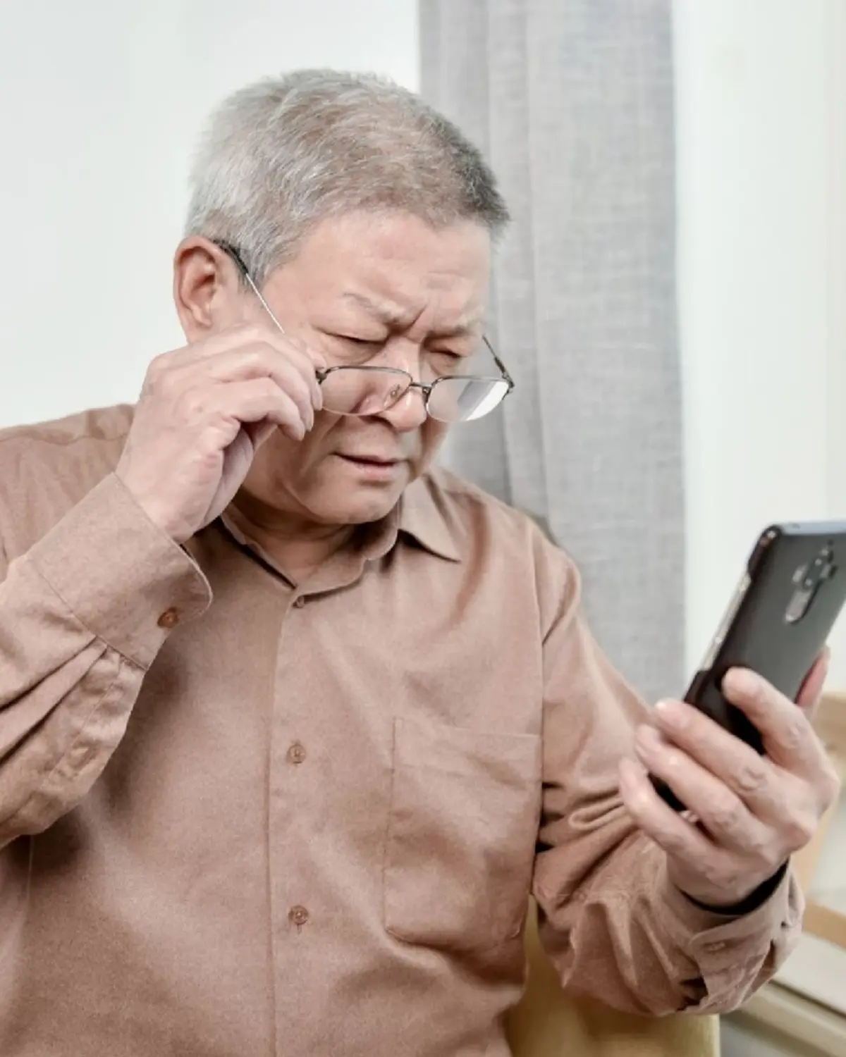 ผู้สูงอายุต้องระวัง มิจฉาชีพหลอกตั้งค่าเปลี่ยนภาษา ก่อนหลอกกดโอนเงินออกจากบัญชี