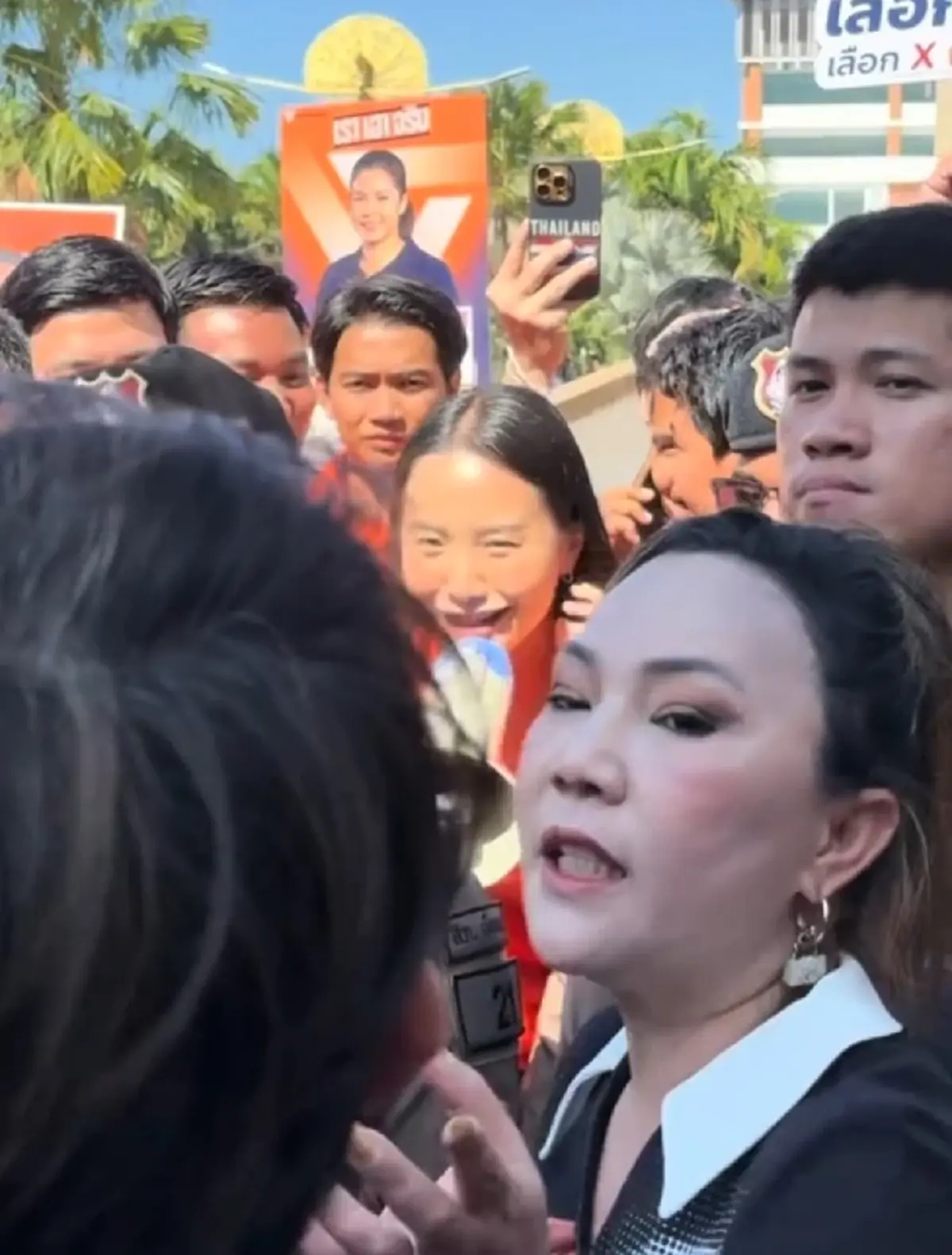 รู้แล้วเป็นใคร สาวบุกไล่ "ไอซ์ รักชนก" ที่แท้สนิทนักการเมืองดัง