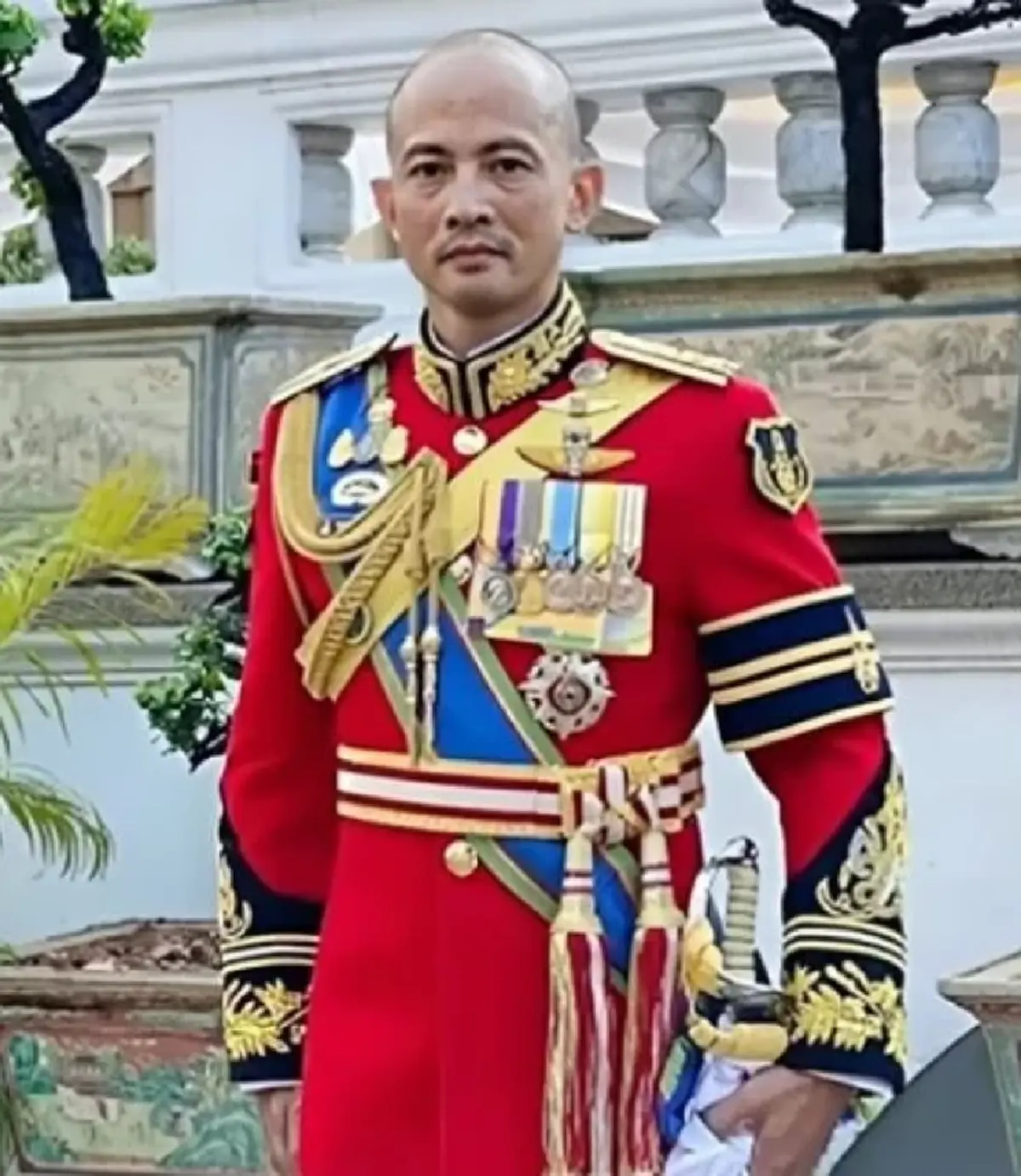 พระบรมราชโองการ โปรดเกล้าฯ เลื่อนตำแหน่ง พระราชทานยศ "พลตรี" แก่ "ท่านปีใหม่"