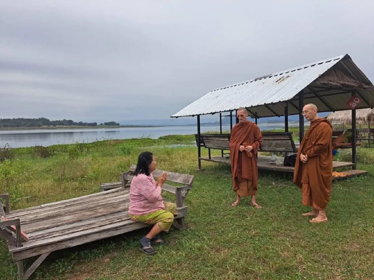 เปิดความจริง ดราม่าพระต่างชาติบิณฑบาตปากช่อง หลายคนเข้าใจผิด