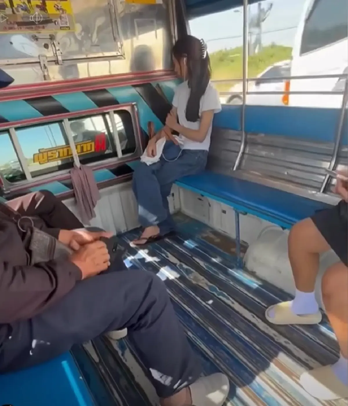 เตือนภัย พฤติกรรม"ลุงหื่น"บนสองแถว กลางวันแสกๆ ไม่อายคนทั้งรถ