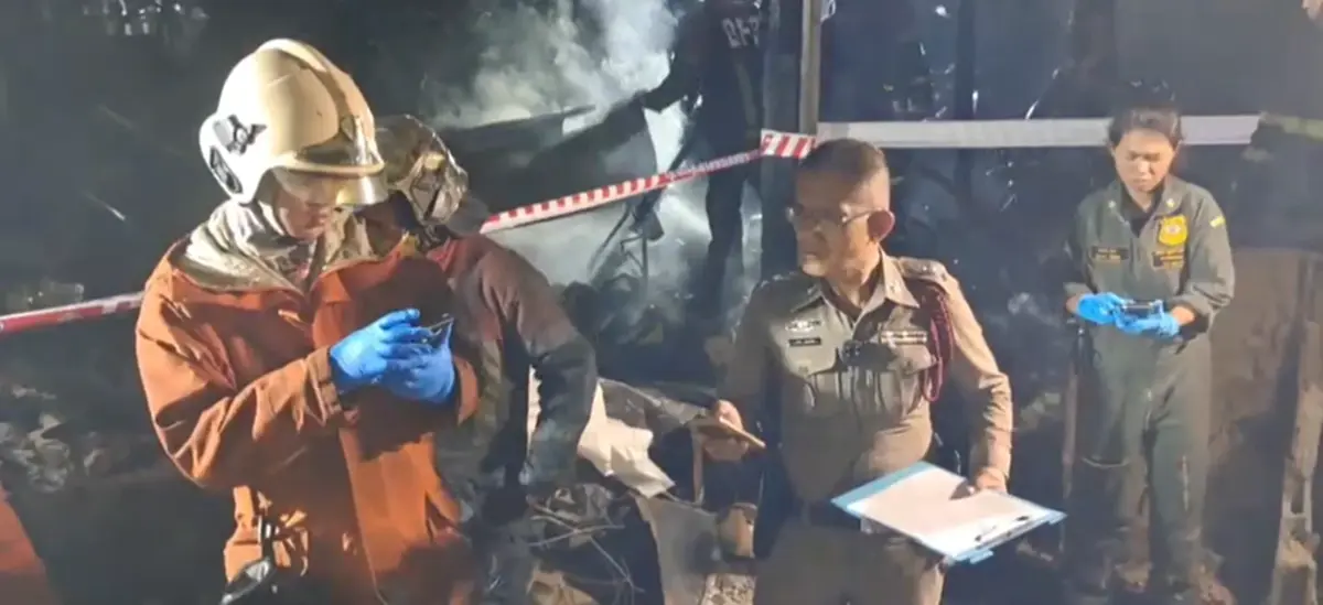 สลด 2 ตายายดับคากองเพลิง ไฟไหม้บ้านไม้สูง 2 ชั้น ย่านวุฒากาศ