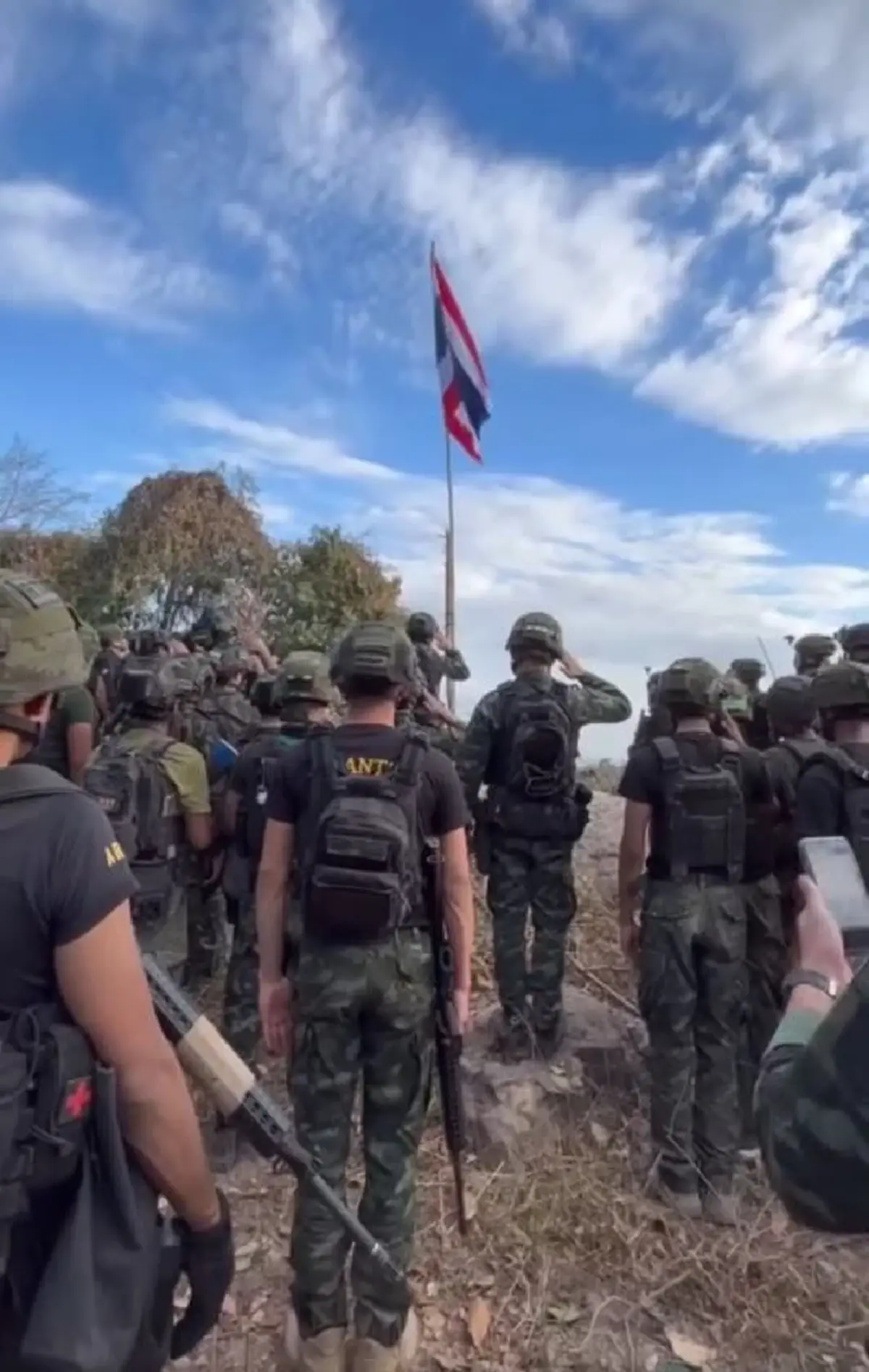 นาทีแห่งศักดิ์ศรีไทย ทหารกล้าปักธงชาติ ยึดคืนเนิน 225 สำเร็จ