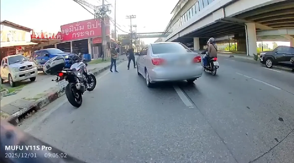 ระทึกกลางถนน! เหตุทะเลาะวิวาท รถเก๋งและบิ๊กไบค์ลุกลามจนมีผู้บาดเจ็บสาหัส