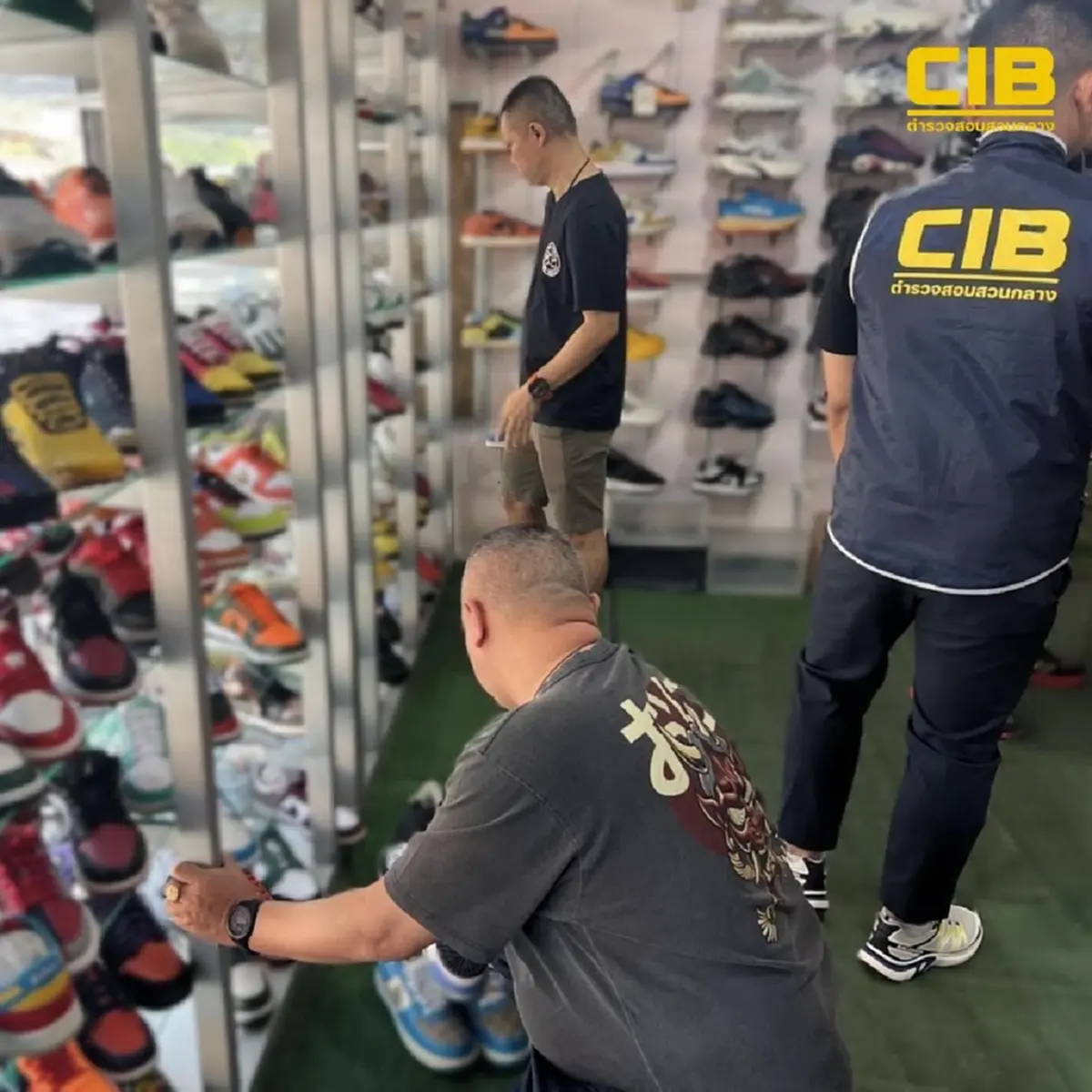 ทลายแหล่งสินค้าปลอมเกาะสมุย – พะงัน ตรวจยึดแบรนด์ดัง!