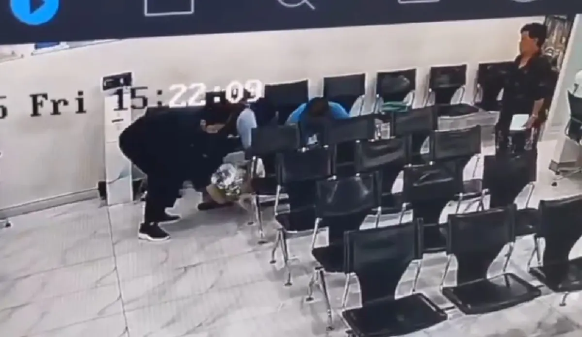 นาทีระทึก ตำรวจตลิ่งชันฮีโร่ บุกสยบชายคลั่งกลางธนาคารห้างดัง