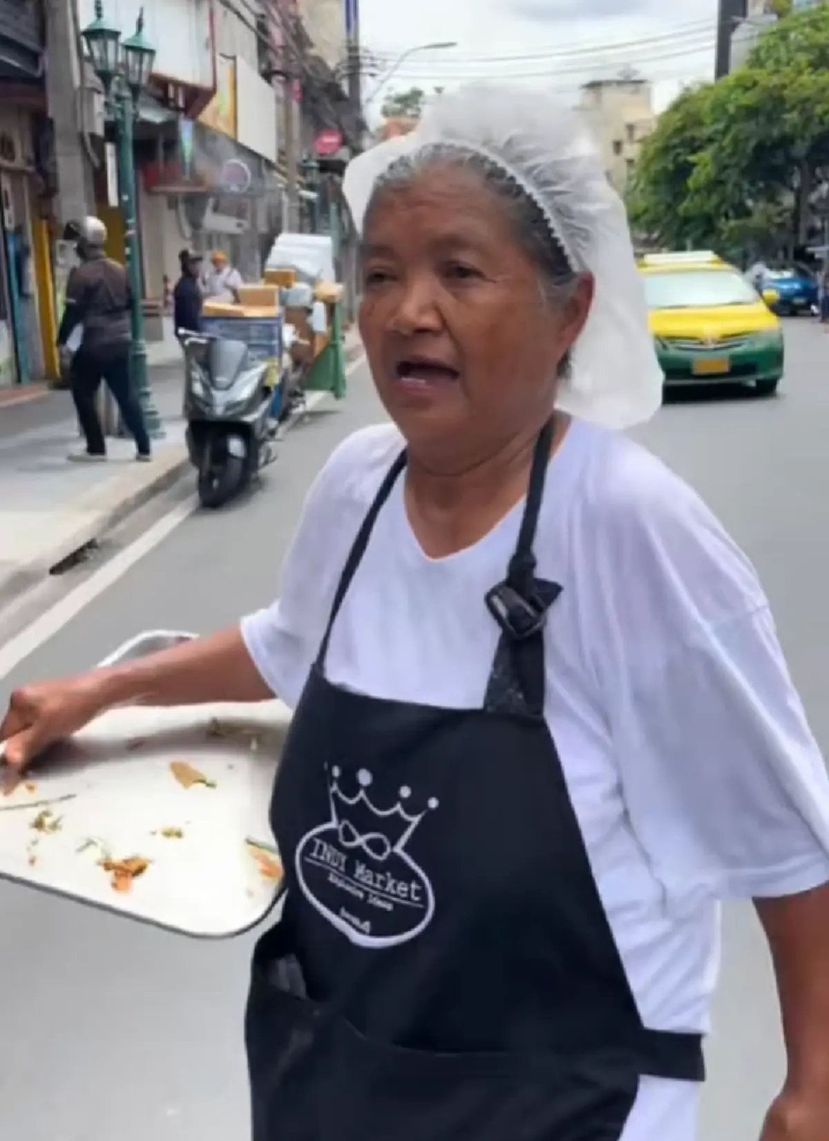 ไม่ธรรมดา ลูกชายป้าติ๋มตักแกง ใครจะคิดว่าเป็นเจ้าของตลาดดัง