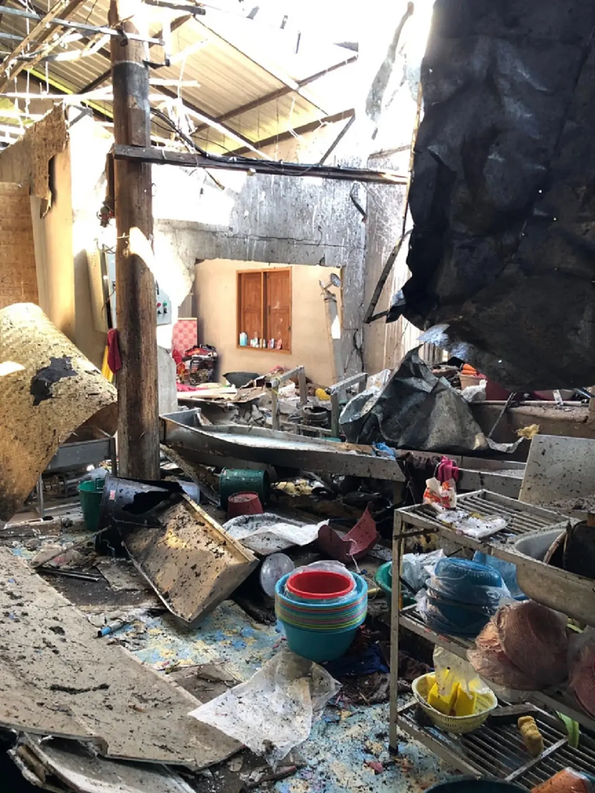 เจ้าของโรงงานทำขนมจีนเสียชีวิตกะทันหัน สภาพโรงงานเละเทะ