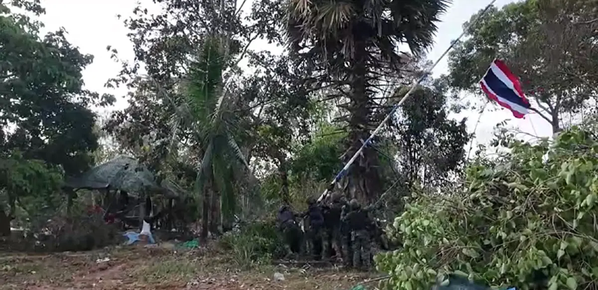 นาวิกโยธิน ปักธงชาติไทยยืนยันอธิปไตย ยึดคืนพื้นที่บ้านสามหลังสำเร็จ