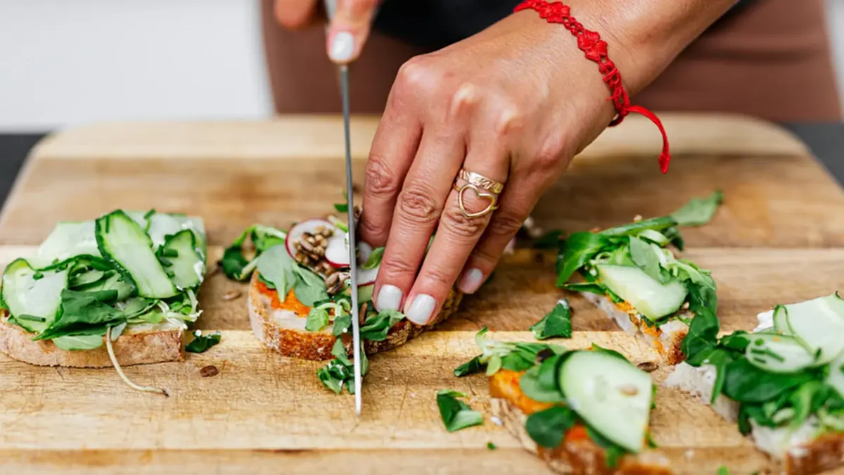 คราบดำหายวับ! เปิด 3 สูตรล้างเขียงไม้–พลาสติก ให้สะอาดไร้เชื้อ