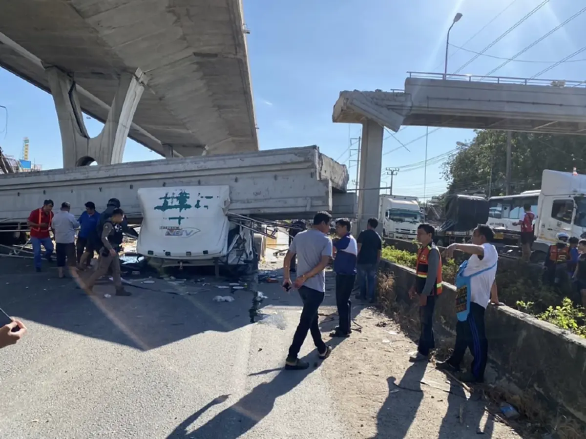 อายัดตัว คนขับรถบรรทุก ดำเนินคดี ดัมพ์ค้างชนสะพานลอยถล่ม
