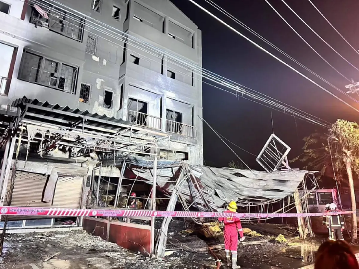 ไฟลุกโชนเผาวอดอาคารพาณิชย์ ย่านสายไหม หนีตายจ้าละหวั่น