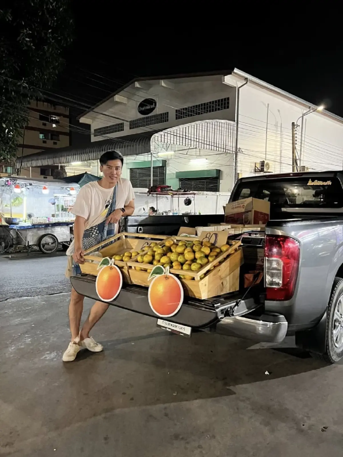 สู้ชีวิตไม่อายทำกิน  “โกสินทร์” เปิดท้ายรถขายส้มฝาง คนแห่ชื่นชม 