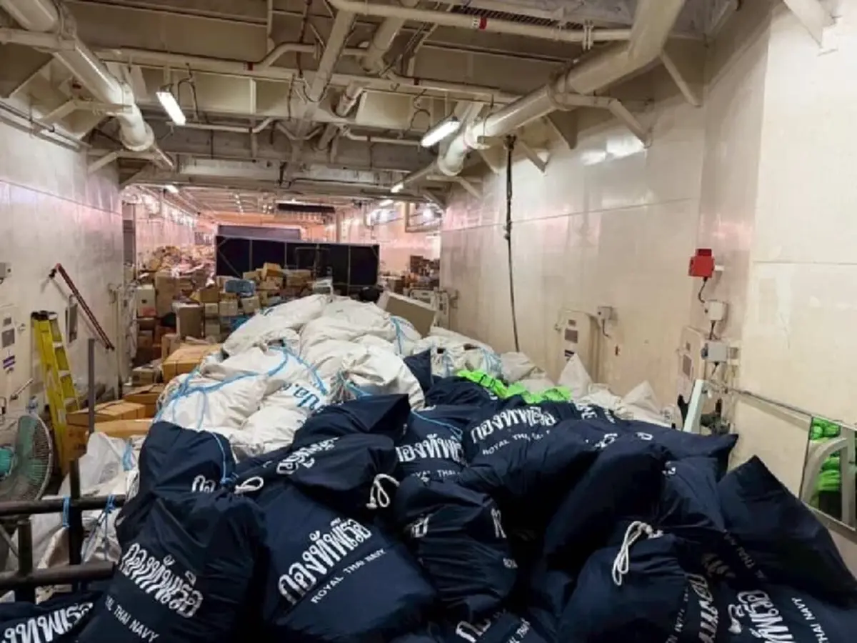 ฟื้นฟูหลังน้ำท่วม! เรือหลวงอ่างทองลำเลียงของ สนับสนุนเต็มกำลัง