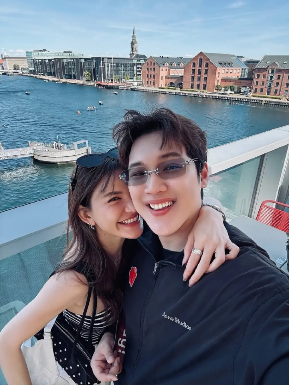 หวานกลางโตเกียว! นักร้องดัง เซอร์ไพรส์ขอแฟน แต่งงานแล้ว