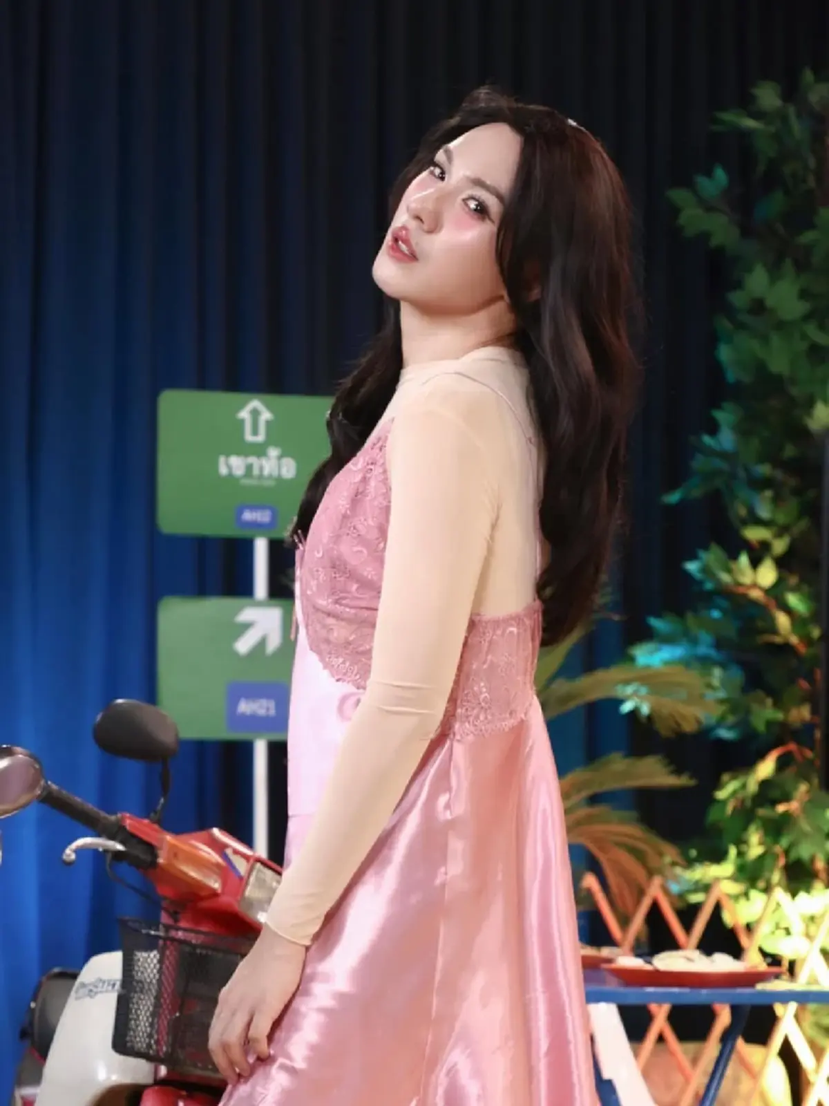 จำแทบไม่ได้! นักร้องดัง แต่งหญิงเทียบ “เจนิส” สวยจนโซเชียลตะลึง